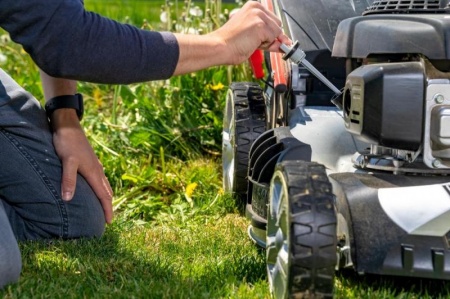 Une tondeuse mal entretenue perd rapidement en efficacit&eacute; de coupe et en dur&eacute;e de vie